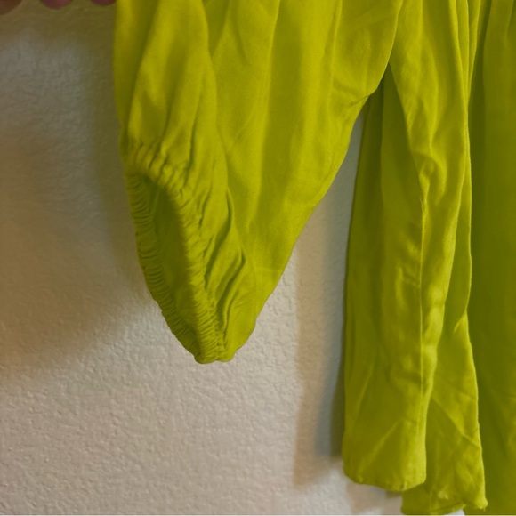 Chelsea & Theodore Women’s Small Top. V- Neck With Geometric Design And Cutout - Picture 5 of 7